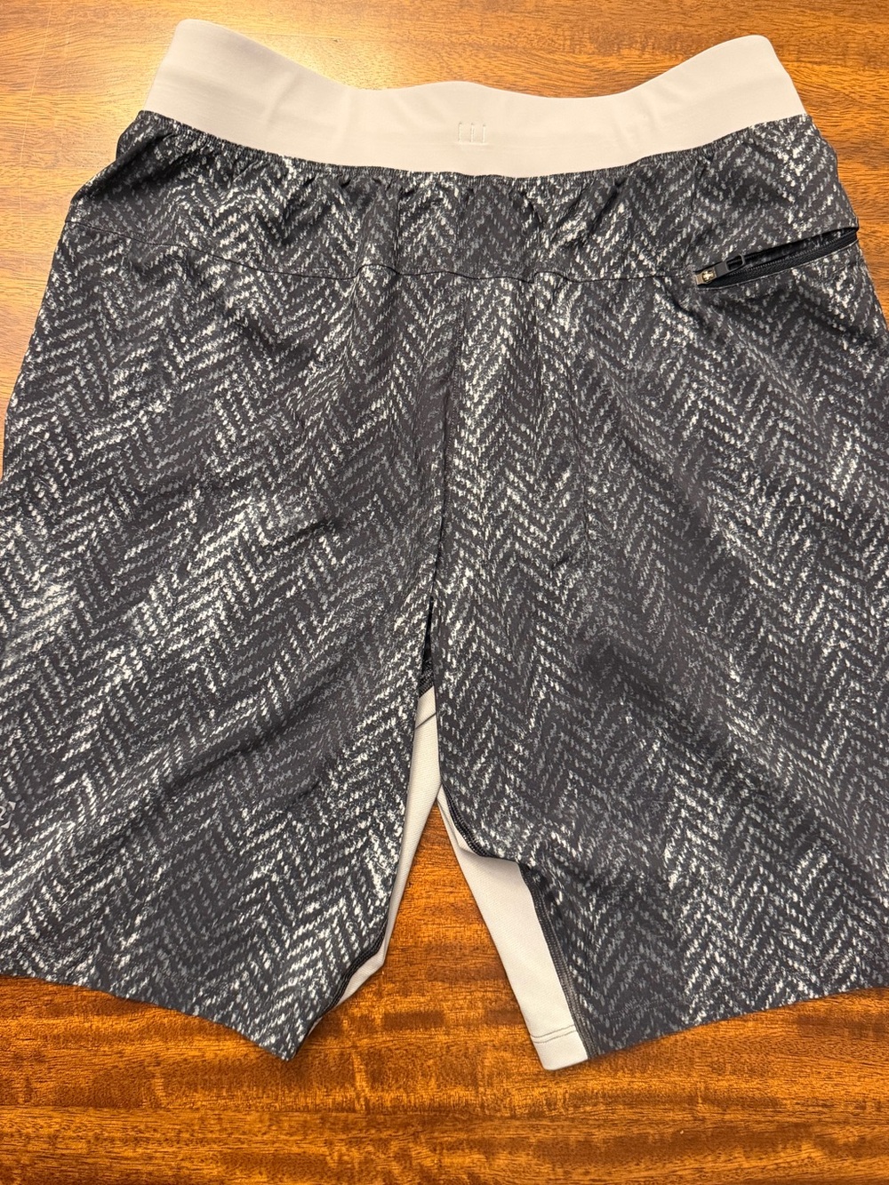 Lululemon Athletic Performance Shorts in Black and Light Gray small
